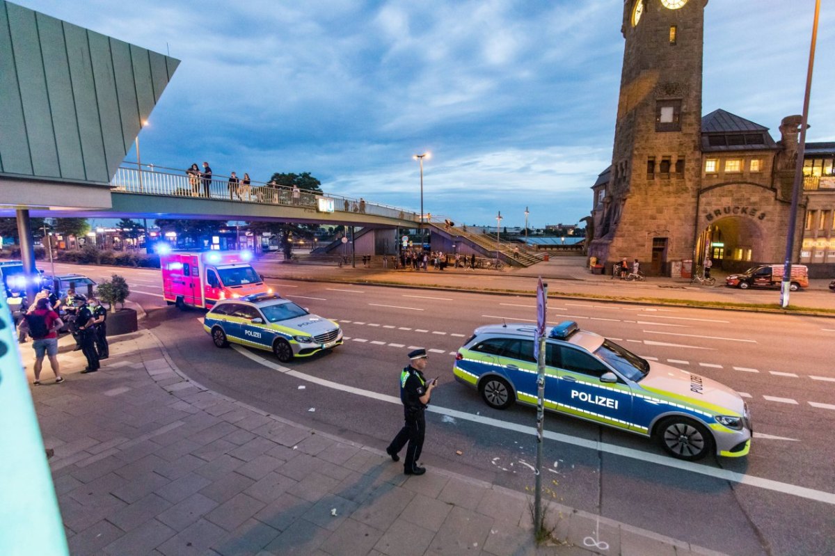 Hamburg Landungsbrücken Polizei.jpg