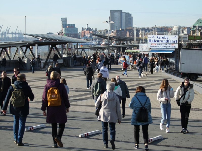 Hamburg Passanten Hafen.jpg