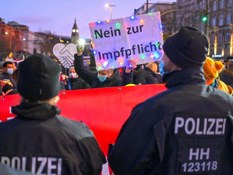 Hamburg Polizei Querdenker Spaziergang Corona Impfgegner Verordnung Demonstration