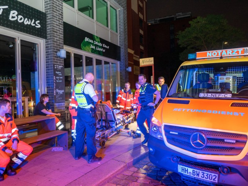 Hamburg Rettungskräfte Krankenhaus Hammerbrook Krankenwagen Polizei