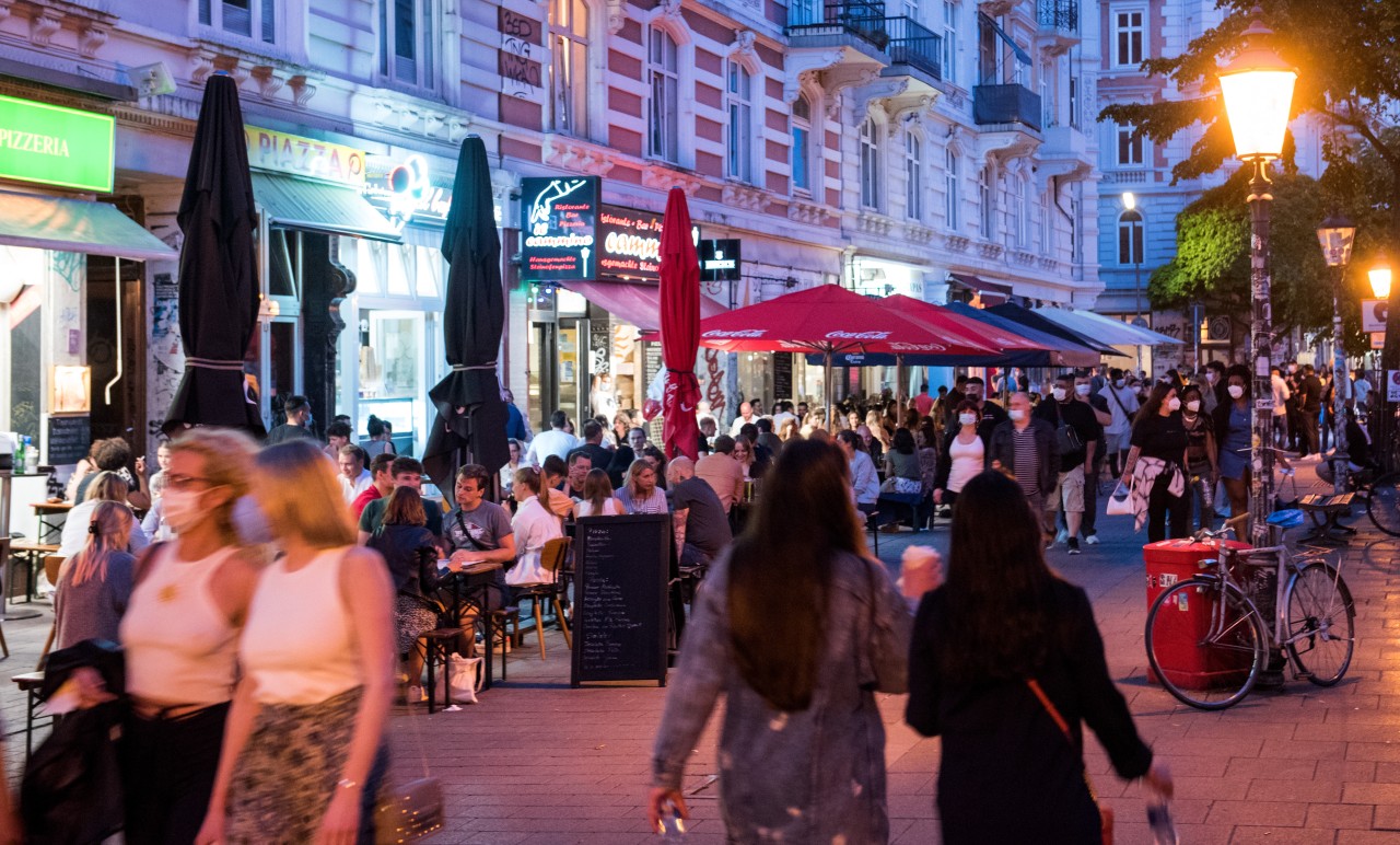 Abends auf dem Schulterblatt im Hamburger Schanzenviertel 