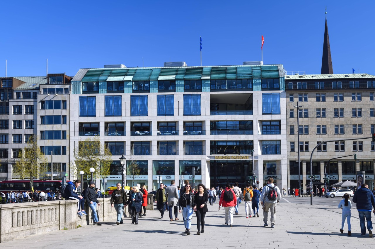 Passanten vor der Europa-Passage in Hamburg.