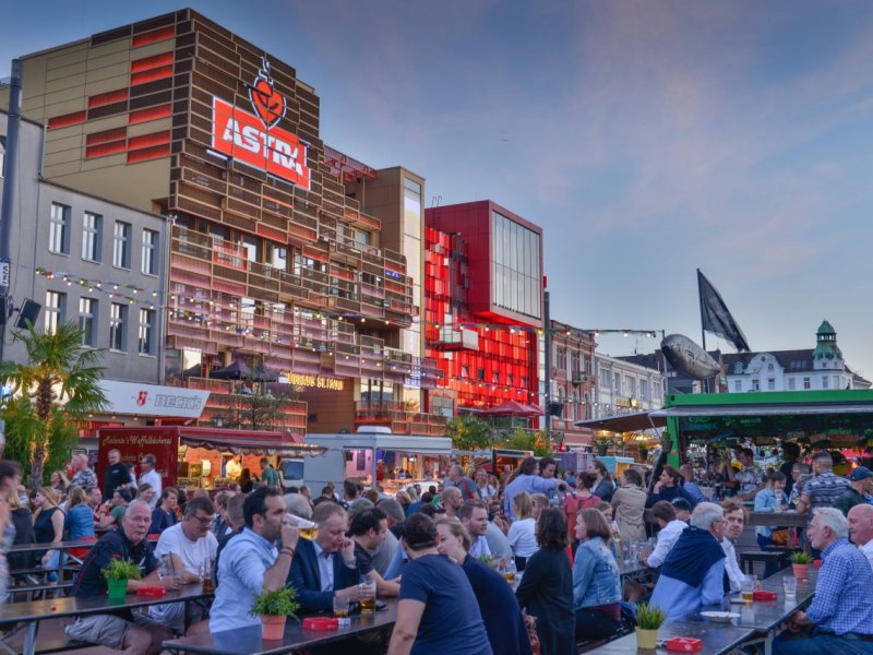 Hamburg St. Pauli Spielbudenplatz Sommer.jpg