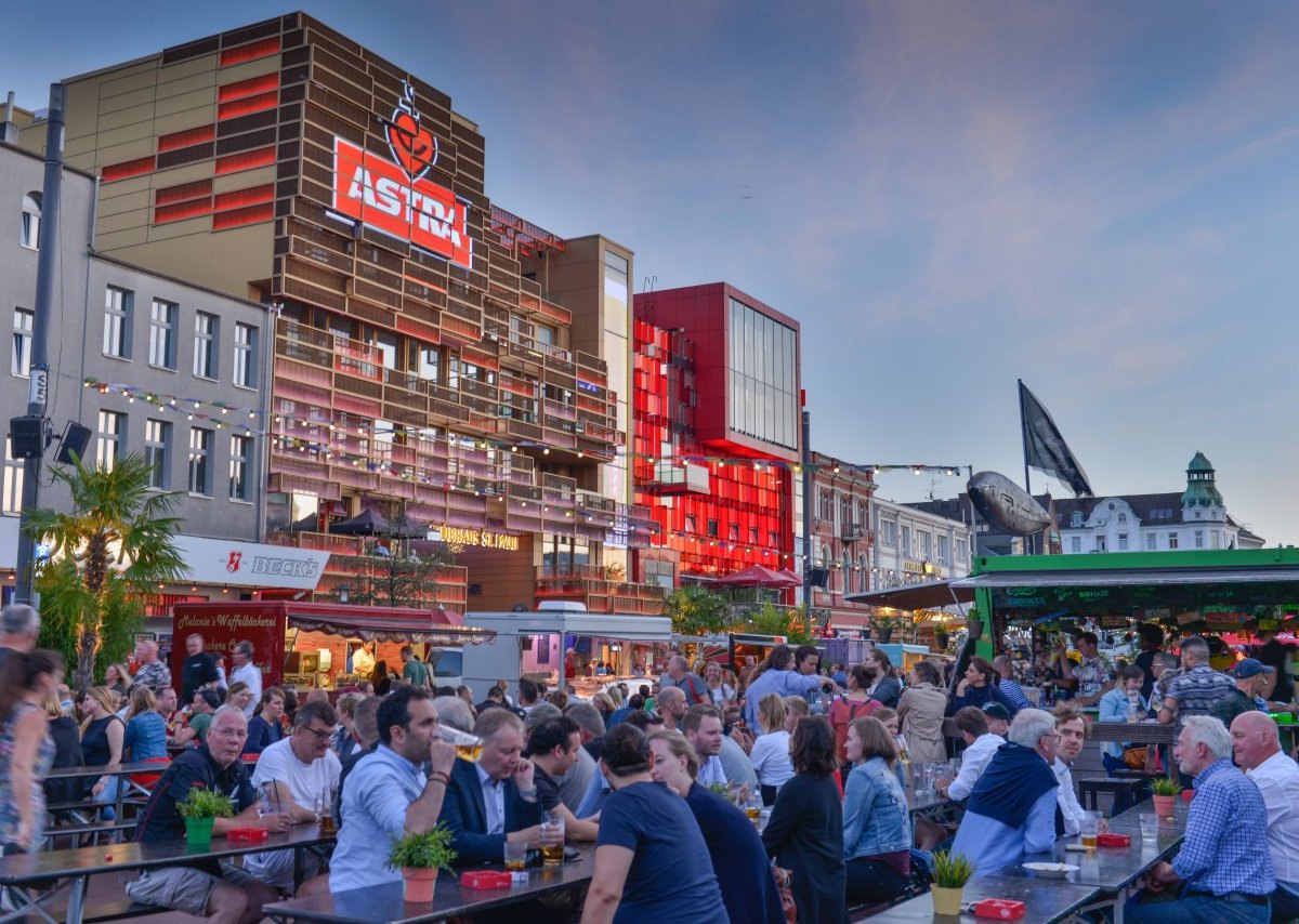 Hamburg St. Pauli Spielbudenplatz Sommer.jpg