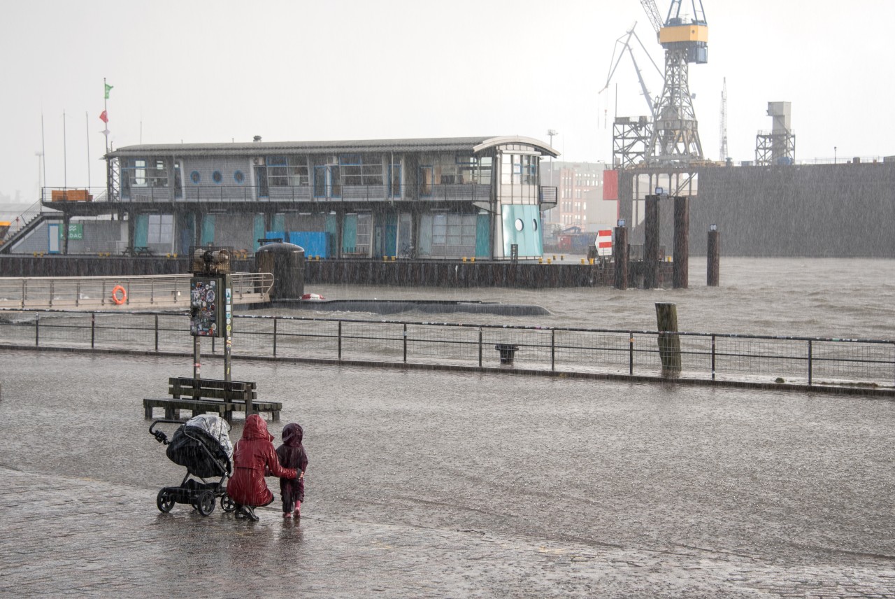 Sturm-Tourismus an der Elbe in Hamburg.