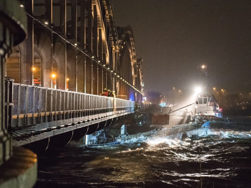Hamburg Sturm Binnenschiff.jpg
