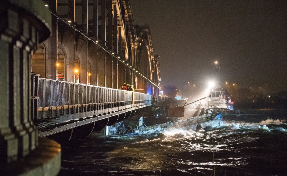 Hamburg Sturm Binnenschiff.jpg