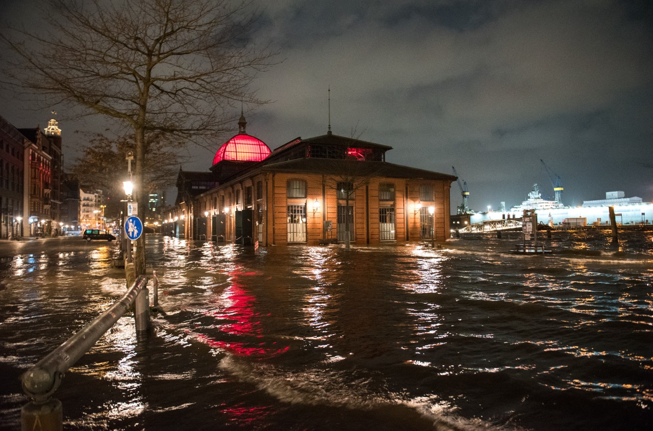 In Hamburg steigt das Wasser der Elbe über das Ufer.  