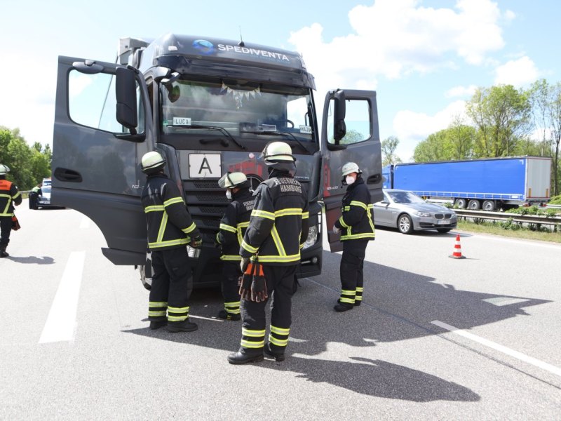 Hamburg Unfall Autobahn Feuerwehr Lkw.jpeg