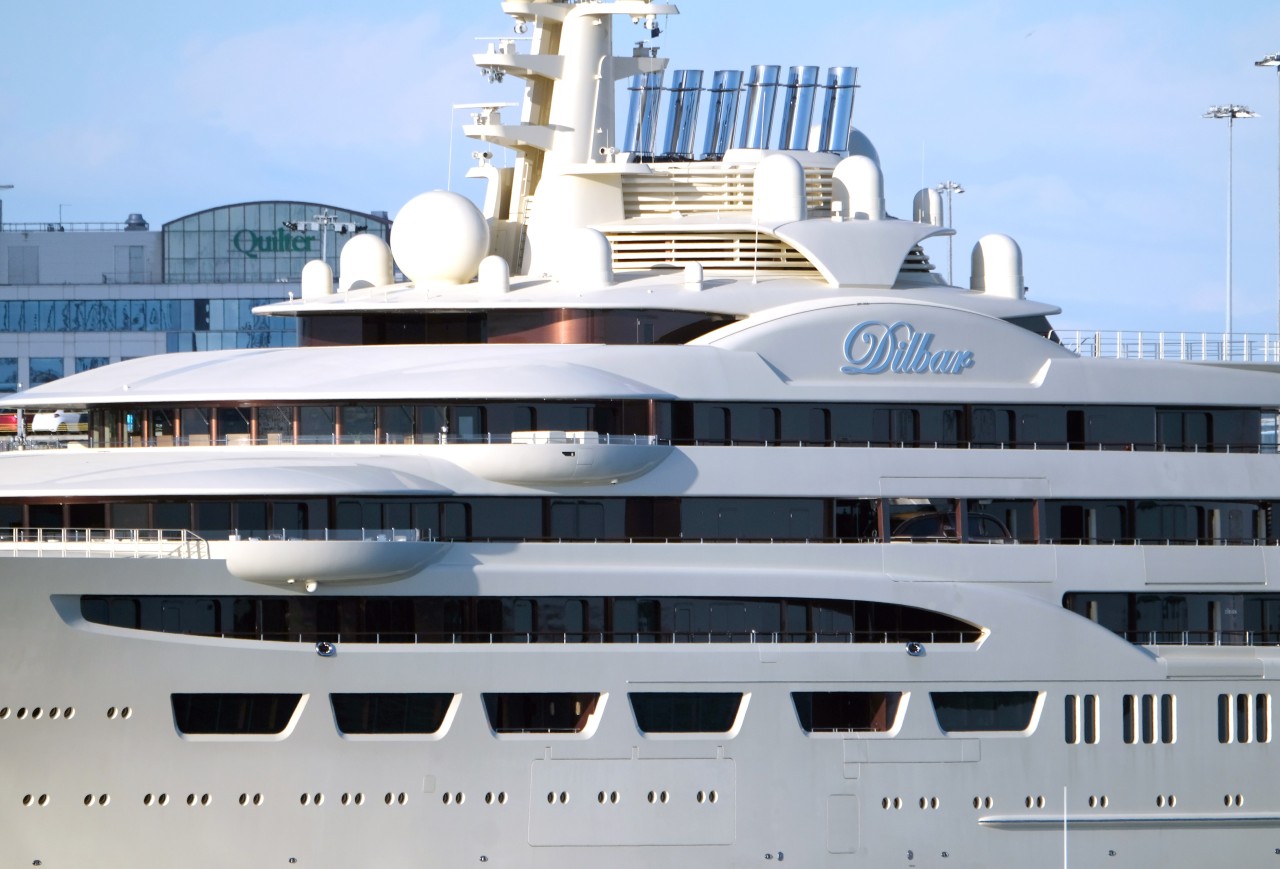 Die „Dilbar“ liegt aktuell im Hamburger Hafen.