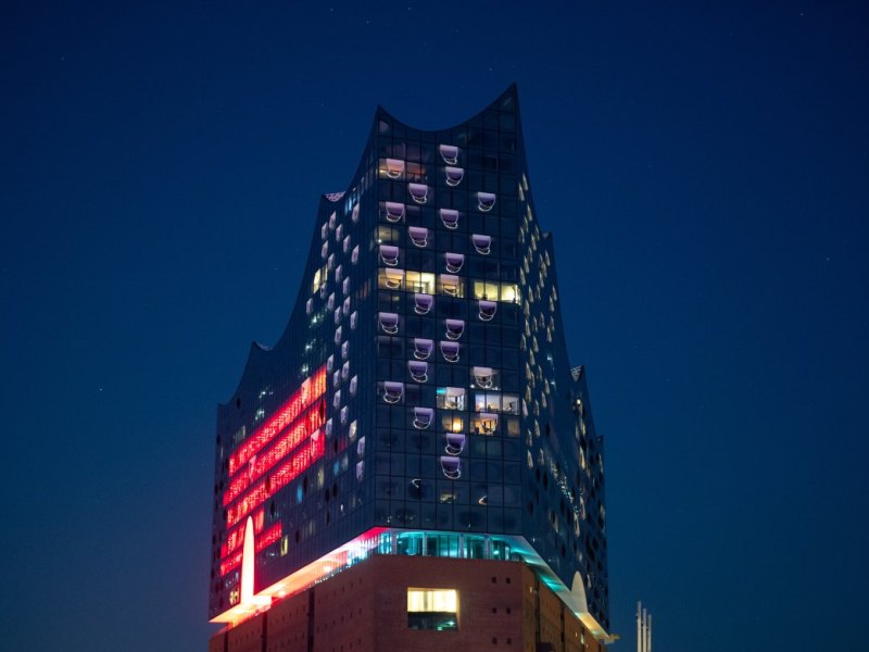 Hamburg rot beleuchtet Gebäude.jpg