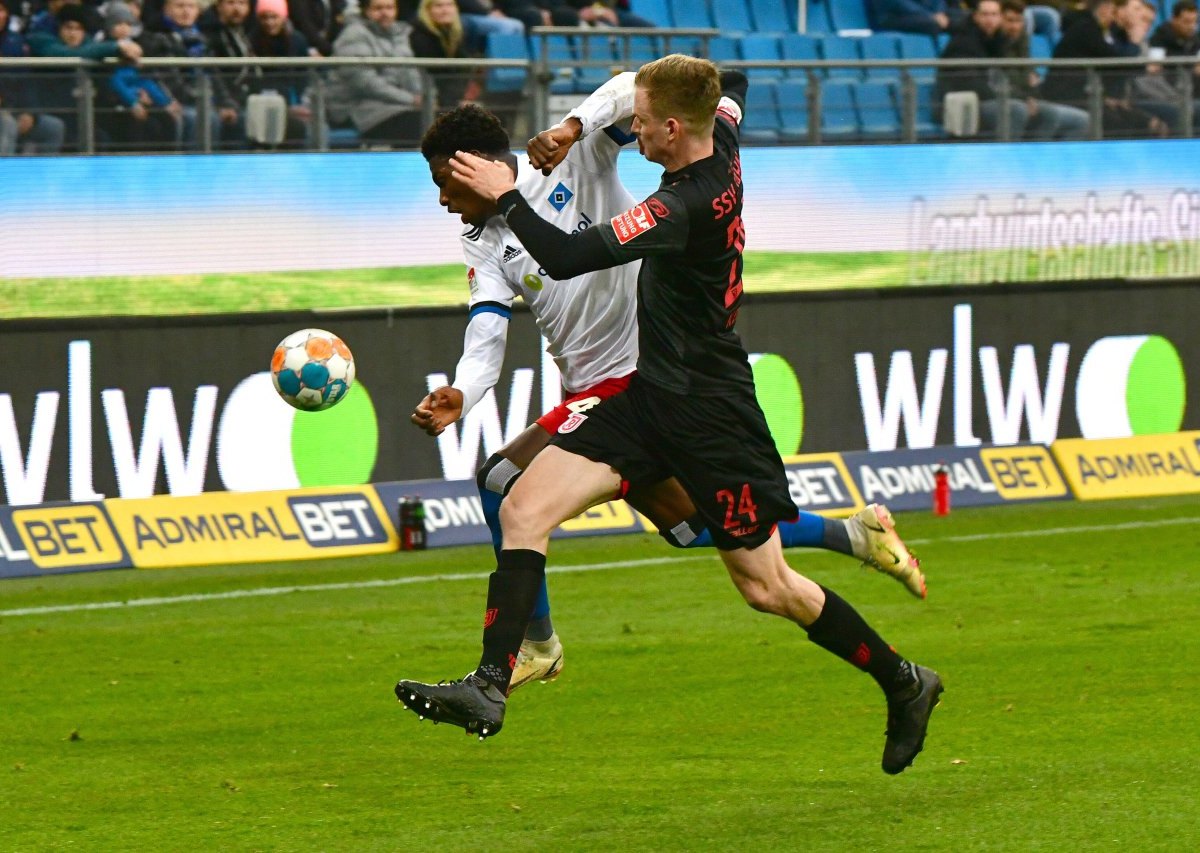 Hamburger SV Sieg Jahn Regensburg.jpg