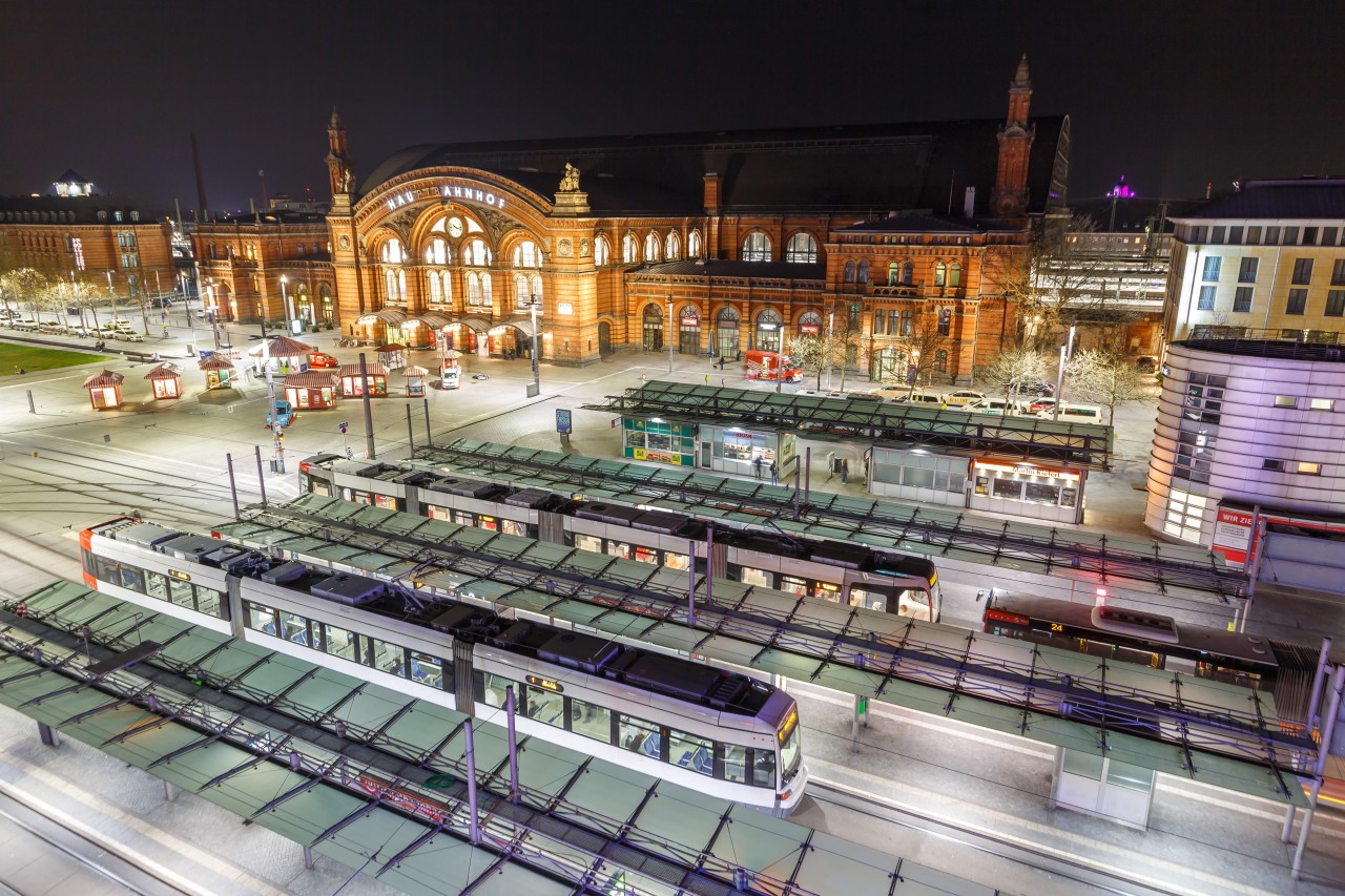 Am Bahnhofsvorplatz in Bremen treffen sich viele Menschen. 