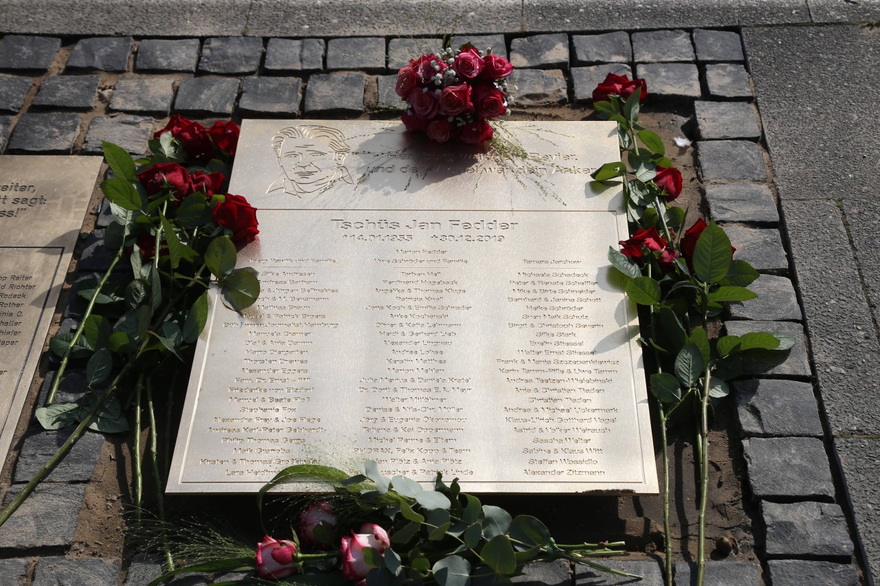 Die Gedenktafel für Jan Fedder vor dem Michel 