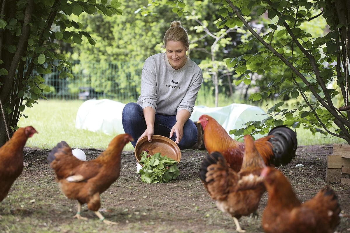 Judith Rakers hält auf ihrer Farm Hühner. 