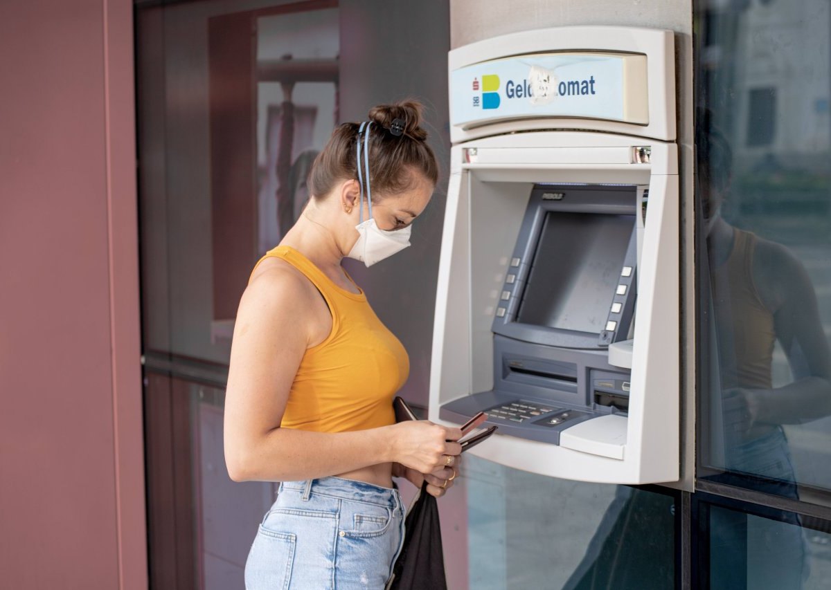 Kiel, Mädchen am Bankautomat