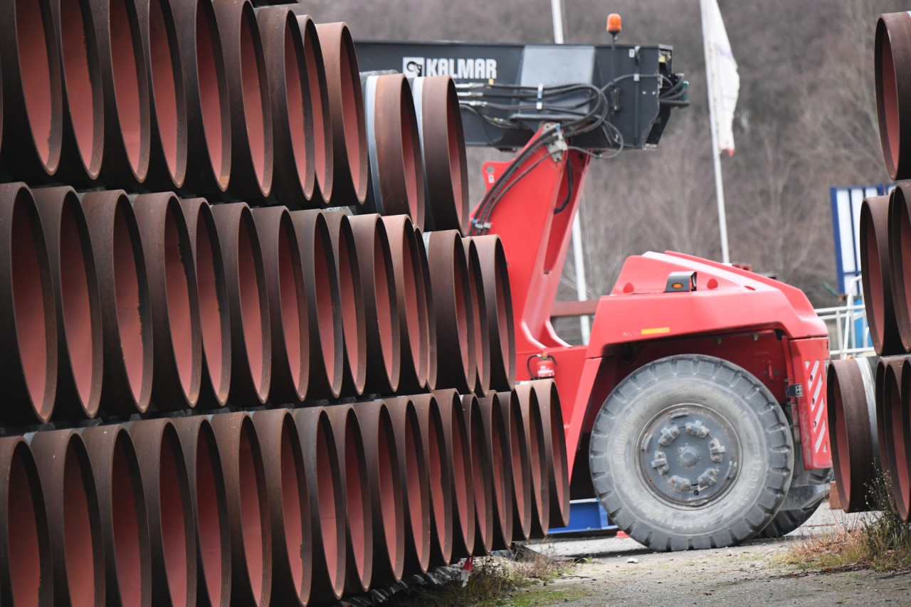 Rohe für den Bau der Pipeline sind auf Rügen gelagert.