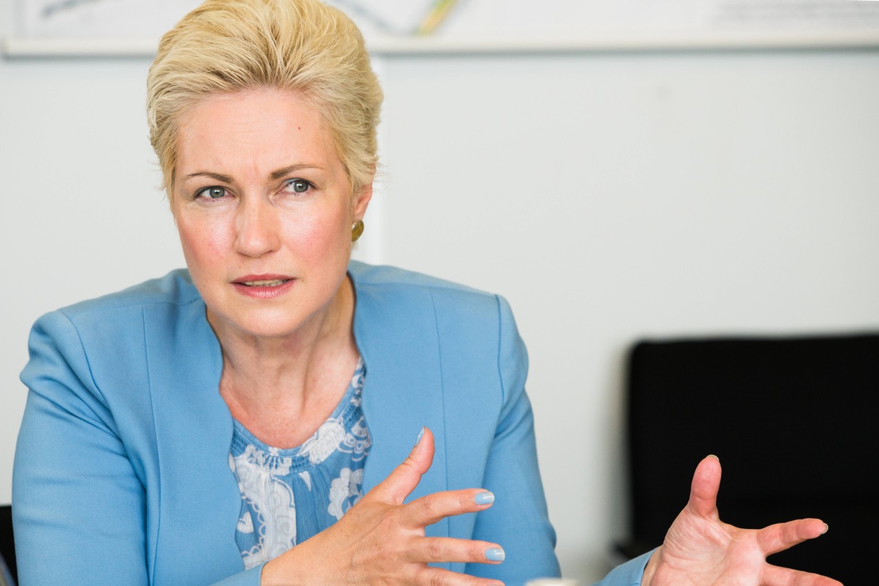Die Ministerpräsidentin von Mecklenburg-Vorpommern, Manuela Schwesig, zeigt sich in einem Interview sehr emotional.