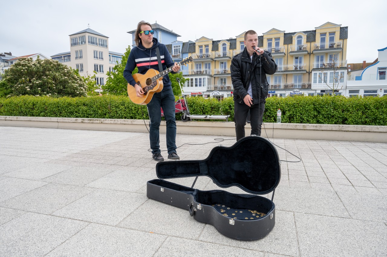 Meer: Gabriel Kelly rappt an der Promenade von Warnemünde. 