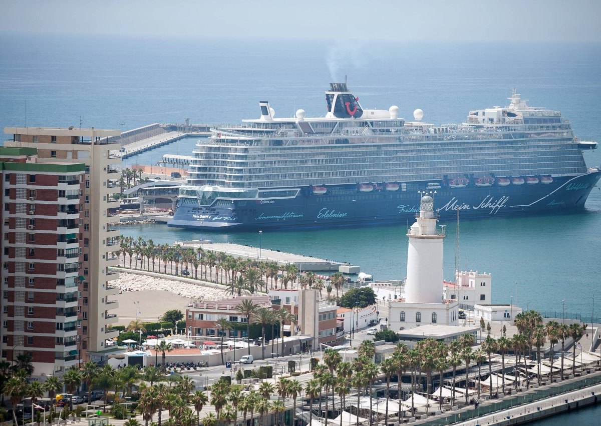 Mein Schiff 2 Landgänge Passagiere.jpg