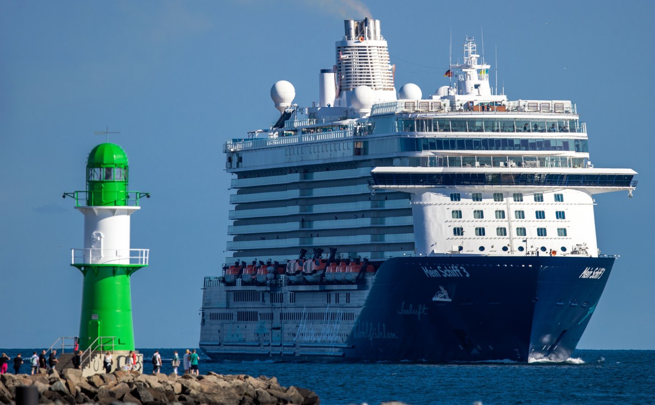 Die „Mein Schiff 3“ vor dem Hafen von Warnemünde. (Archivbild)