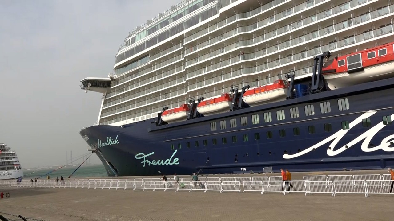 Die „Mein Schiff 6“ liegt derzeit ohne Passagiere in Dubai vor Anker. 