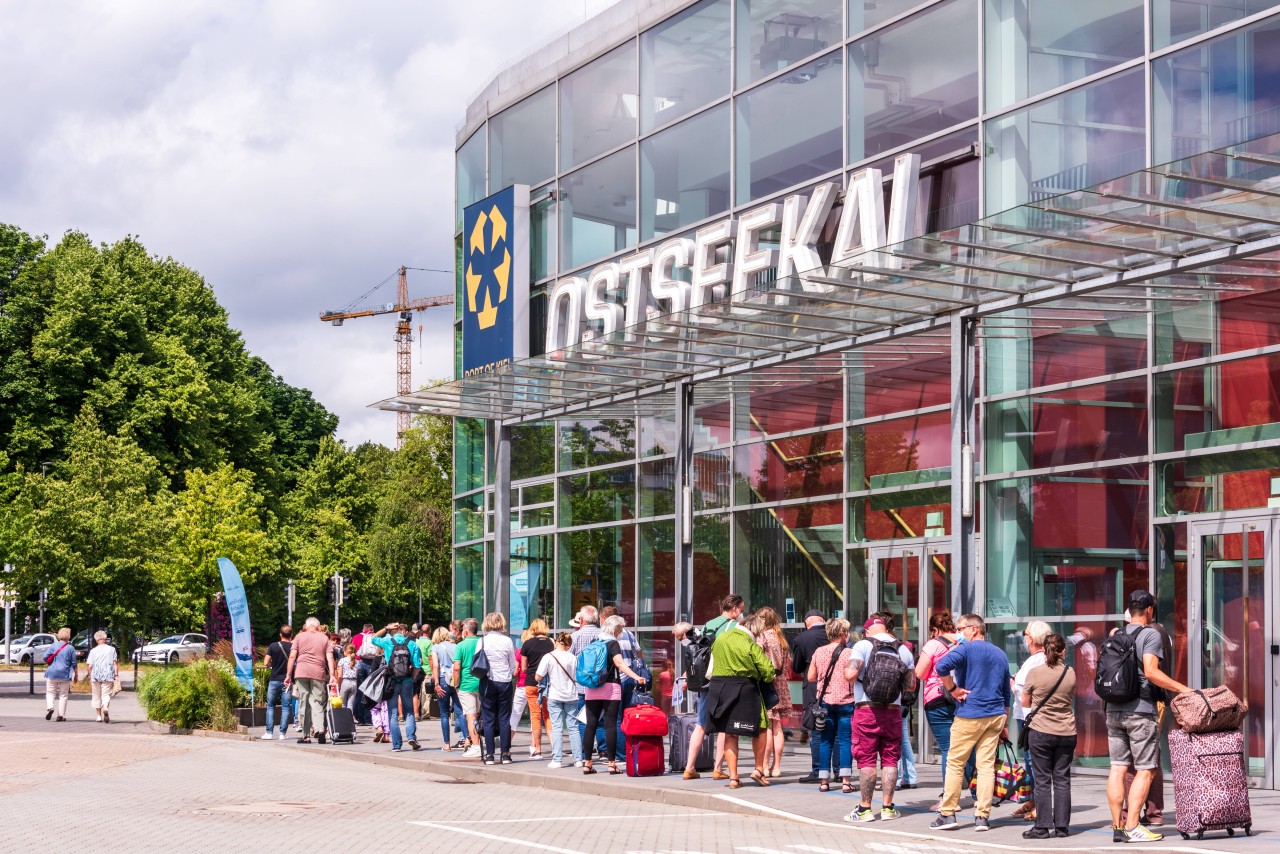 Passagiere der „Mein Schiff“ warten auf das Einschiffen. 