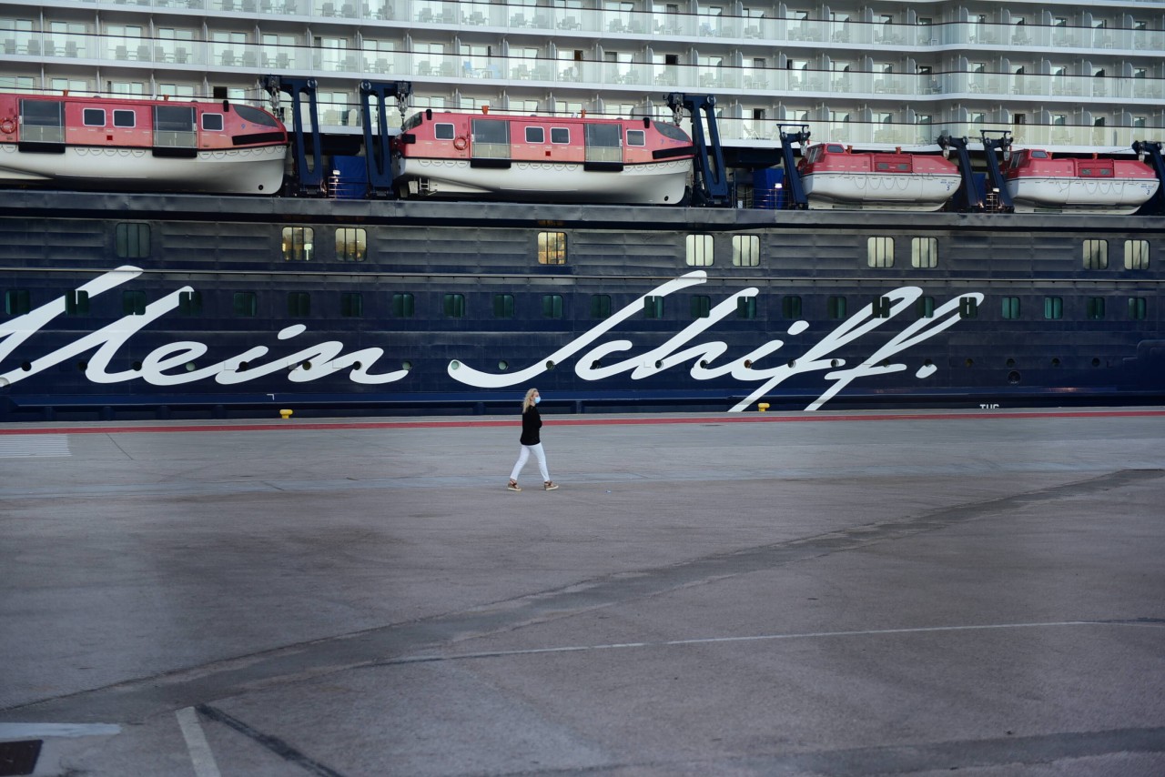 „Mein Schiff 6“ im Hafen von Piräus. 