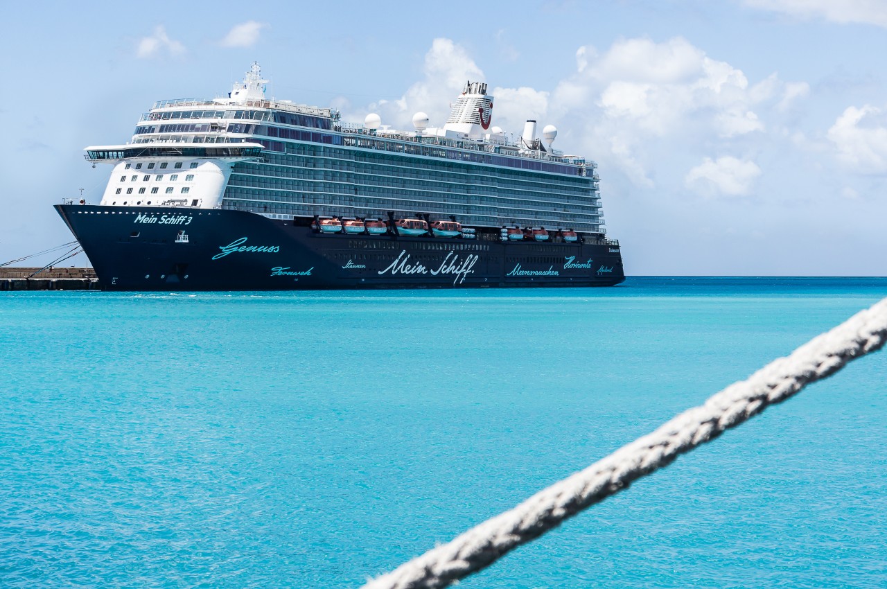 Die „Mein Schiff“ im türkisblauen Ozean.