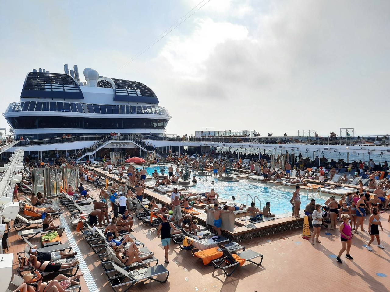 „Mein Schiff“-Passagiere genießen den Pool an Deck.