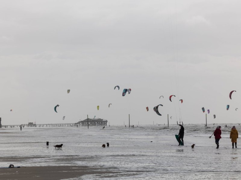Menschen am Strand von Sankt Peter-Ording.jpg