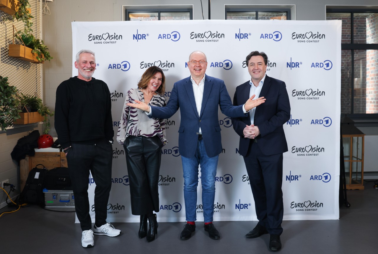 Torsten Engel (l-r), Programmchef NDR 2 Radio, Alexandra Wolfslast, Jurymitglied und Head of Delegation für den deutschen Beitrag beim ESC, Andreas Gerling, Chef des ARD Teams für den ESC beim Norddeutschen Rundfunk (NDR), und Frank Beckmann, ARD Unterhaltungskoordinator und NDR Programmdirektor, bei einem Fototermin.