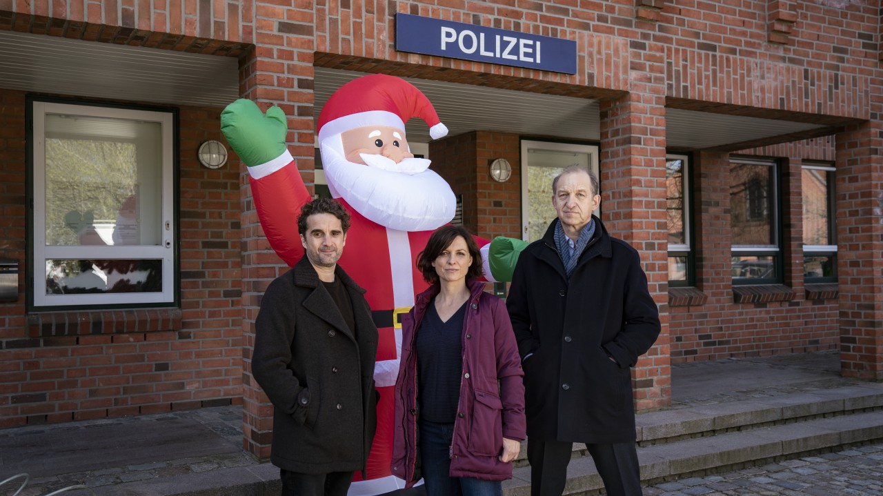 Die Schauspieler Oliver Wnuk, Julia Brendler und Peter Heinrich Brix bei einer neuen Folge von „Nord Nord Mord“ auf Sylt