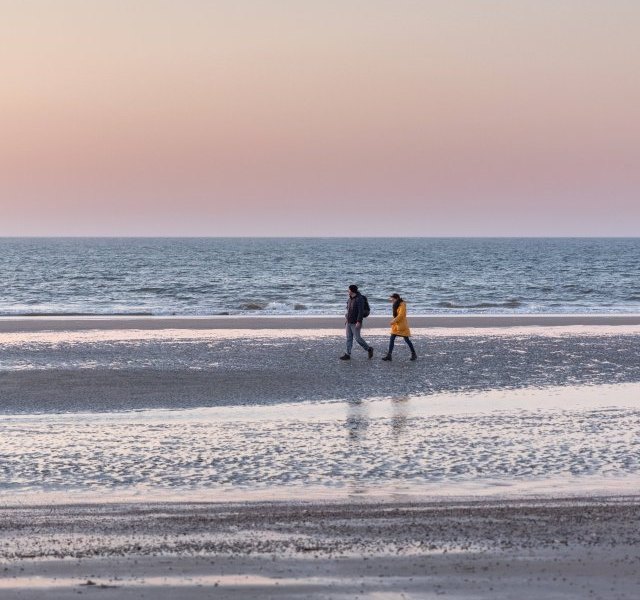 Norderney Frau Strand Seeschlange.jpg