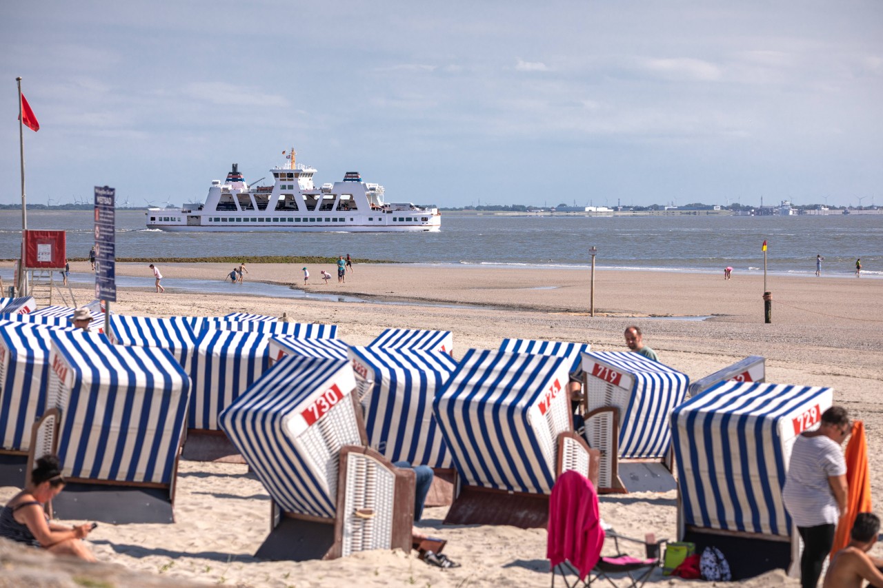 Eine Autofähre vor dem Weststrand von Norderney.