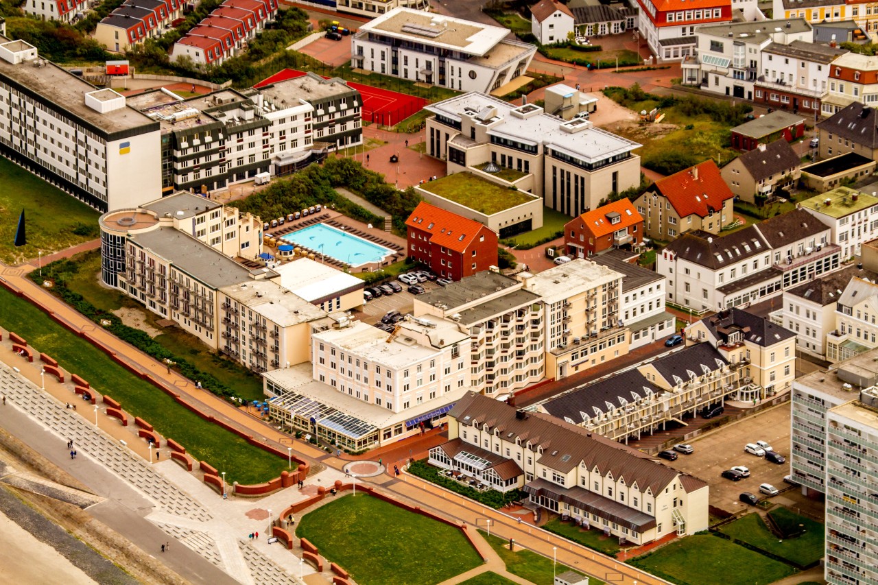 Blick auf die Strandpromenade und Hotelbauten auf Norderney.