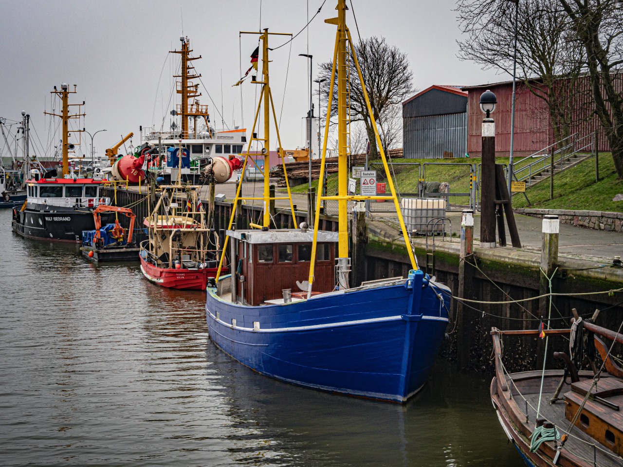 Fischkutter im Hafen von Büsum. 