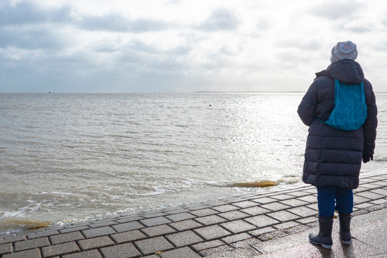 Eine Frau blickt in die Nordsee.