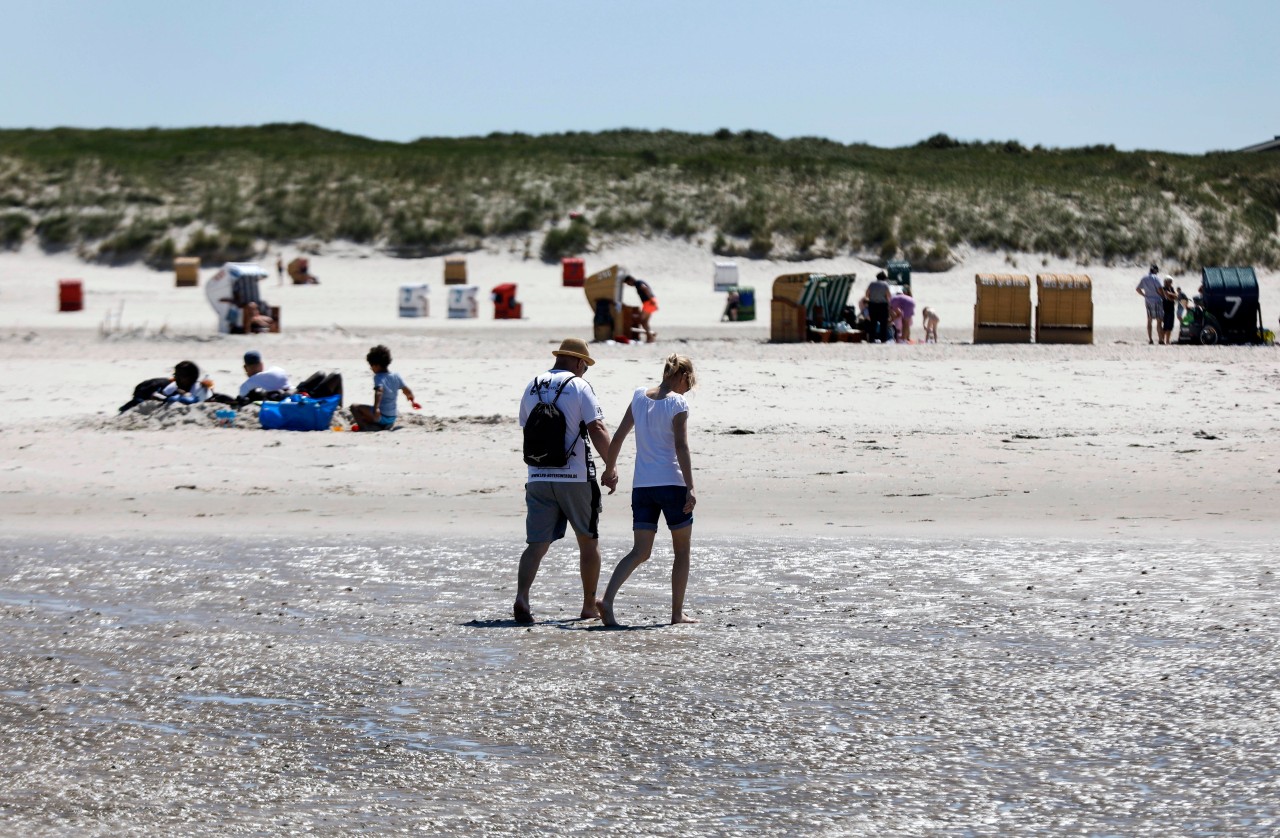 Menschen am Strand von Norddorf auf Amrum.