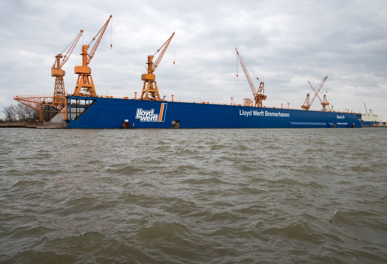 Das große Schwimmdock der Lloyd-Werft in Bremerhaven an der Nordsee.