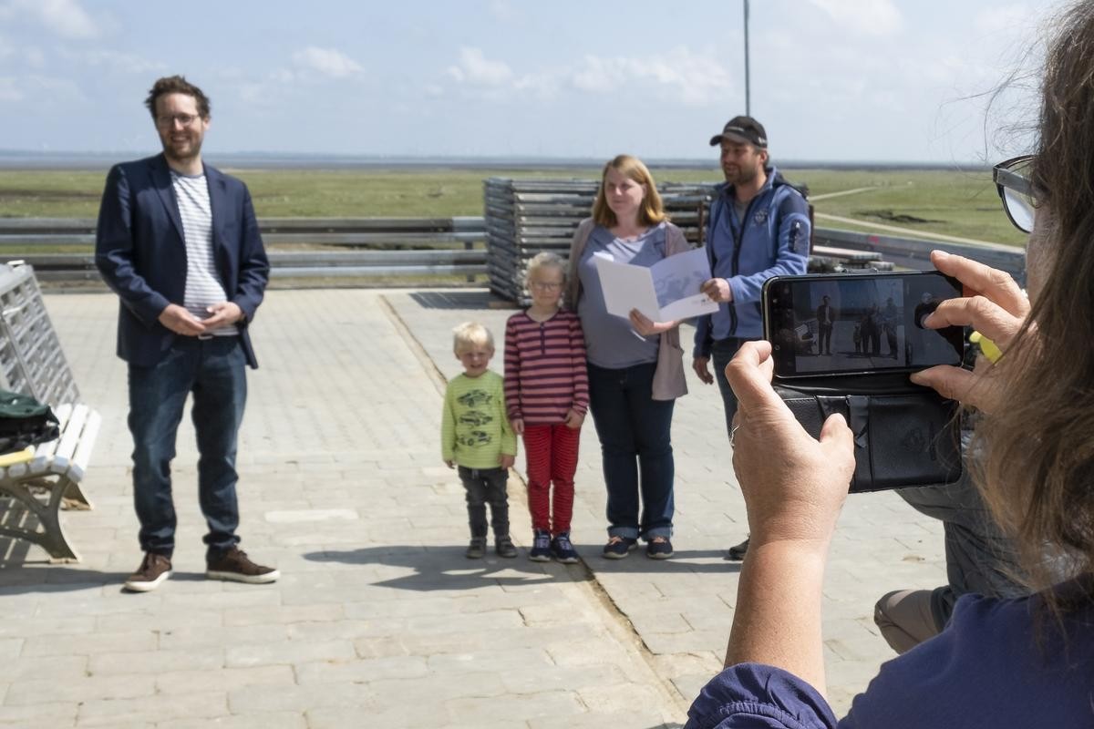 Nordsee: Ruth Kruse (r) fotografiert Jan Philipp Albrecht (l, Bündnis 90/Die Grünen), Umweltminister von Schleswig-Holstein, sowie Stefanie (3.v.r.) und Nomme (2.v.r.) mit den Kinder Bosse und Emma. Albrecht übergab der Familie auf der Hallig Nordstrandischmoor einen Förderbescheid für die Norderwarft. Sie wird derzeit zur weltweit ersten Klimawarft ausgebaut.