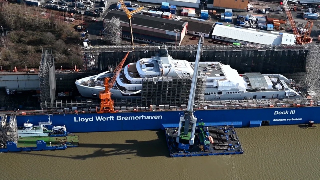 Nordsee: Eine in Bau befindliche Megajacht in der Lloyd Werft Bremerhaven. 