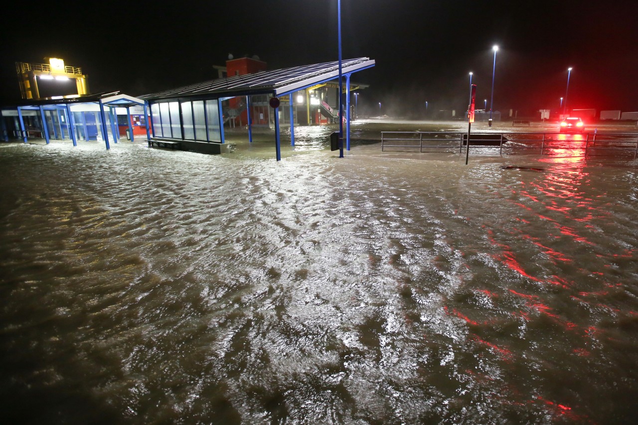 Wegen des Sturms fielen die Fähre an vielen Orten an der Nordsee aus. 