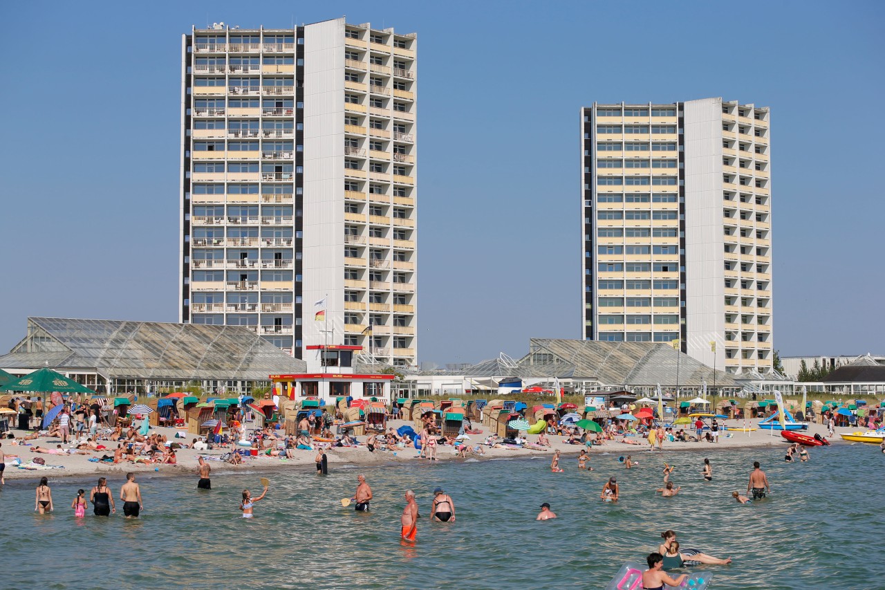 Urlaubsgäste im Meer vor Fehmarn.