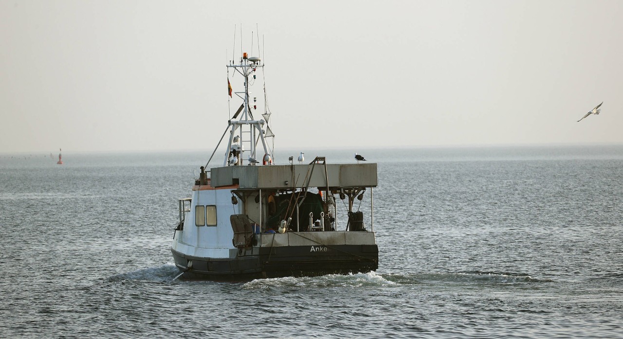 Ostsee: Ein Fischerboot vor der Küste von Travemünde. 