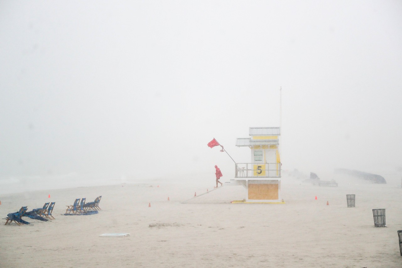 Eine rote Flagge an Ostsee und Nordsee bedeutet Bade- und Schwimmverbot. 