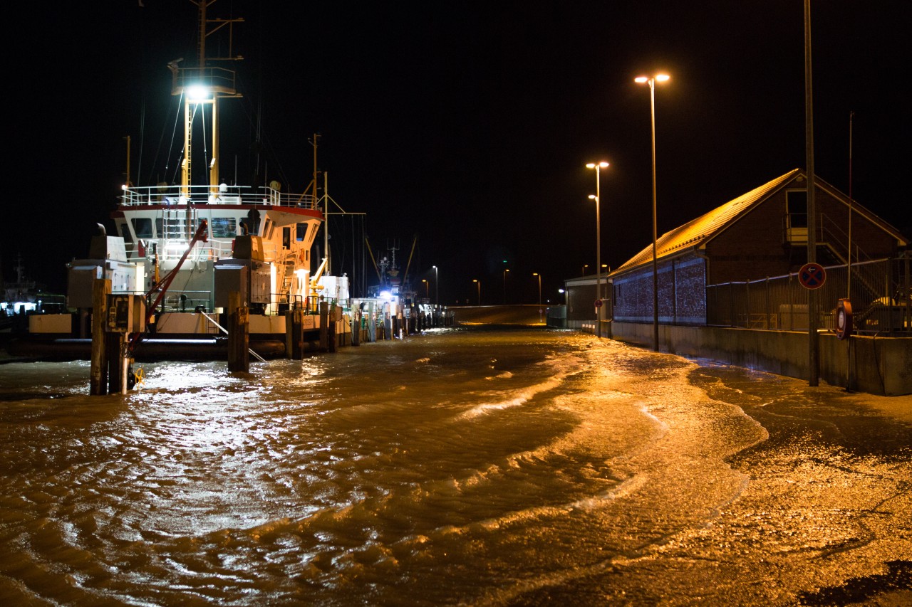Die Sturmflut an der Ostsee und der Nordsee sorgte auch für überschwemmte Hafenflächen, wie hier in Ostfriesland. 
