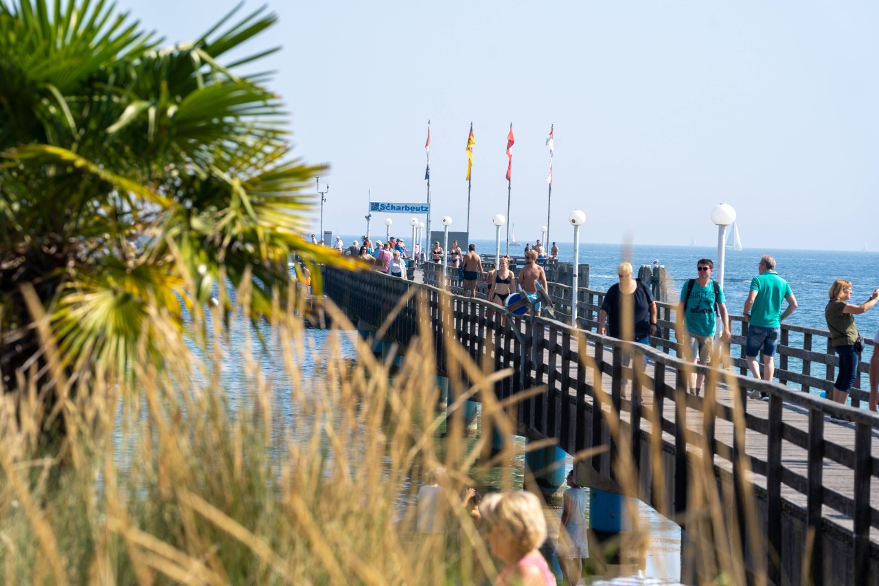 Urlauber auf der Seebrücke in Haffkrug.