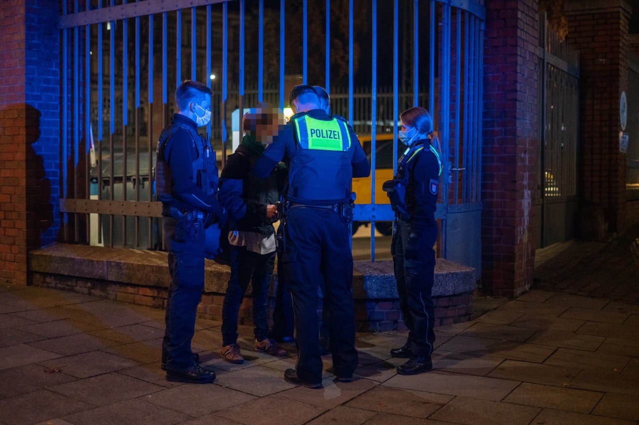 Polizisten stellten den Mann nach seiner unglaublichen Tat.