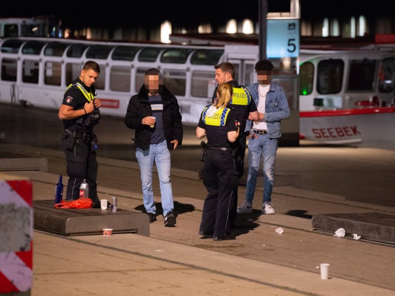 Polizei Hamburg Jungfernstieg.jpg